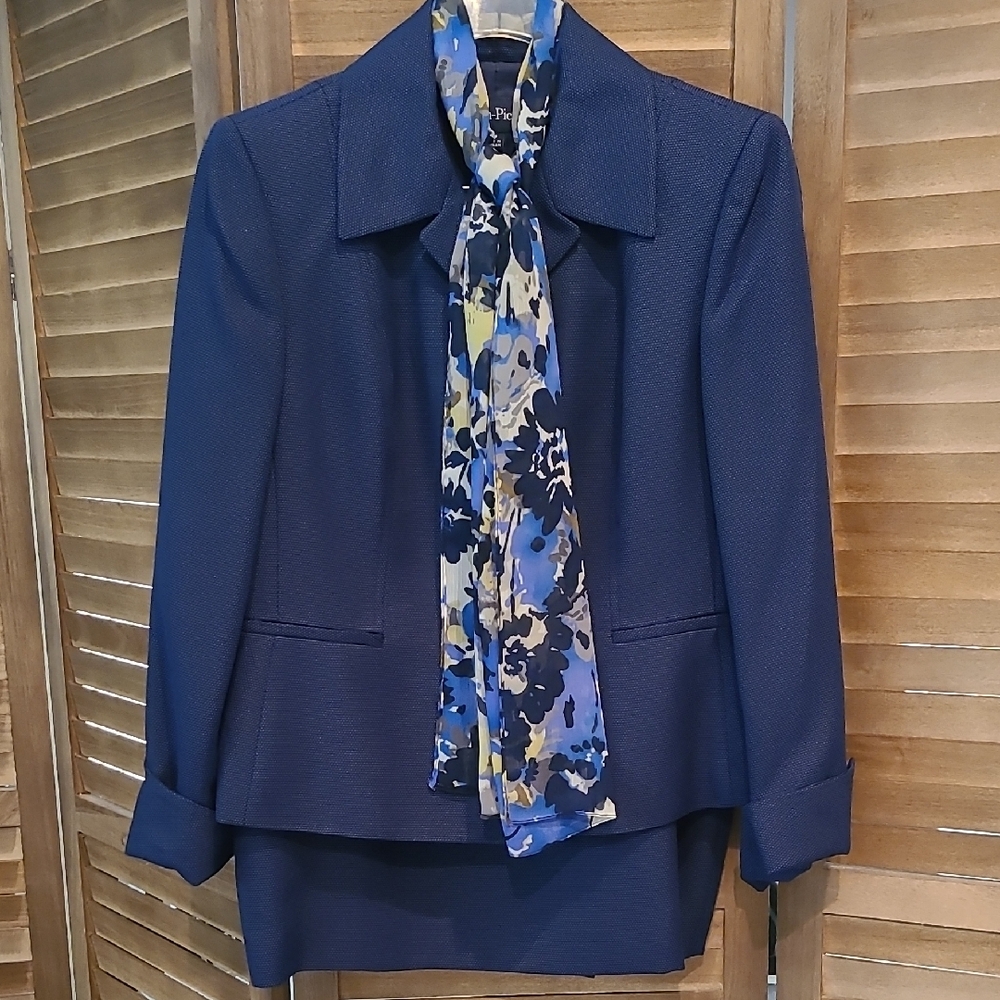 Evan-Picone Elegant Navy Women's Suit Jacket and Skirt with Scarf size 10P